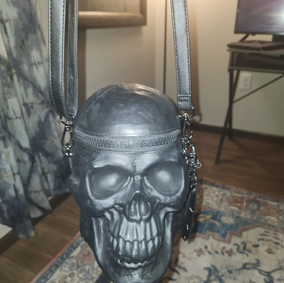 Skull purse hot topic hotsell